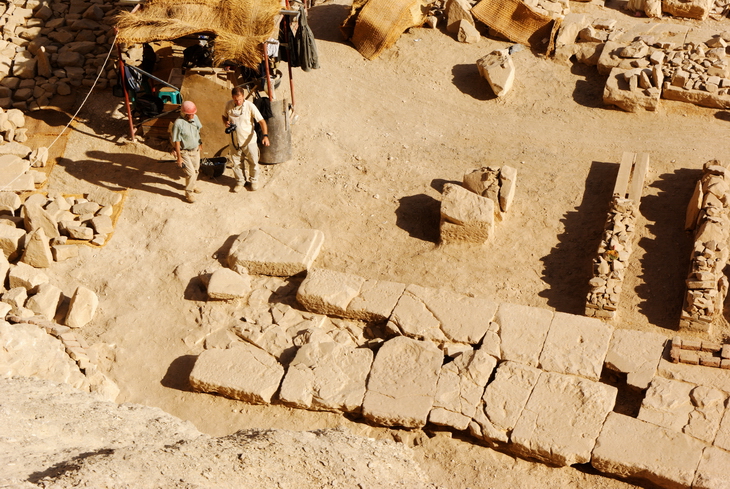 Ostatni zrzut kamieni z Gebel Ragab – Kamil Zachert – Polski Egipcjanin – Misja Skalna w Deir el-Bahari – Stowarzyszenie Herhor – herhor.org.pl